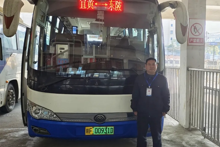 撫州長(zhǎng)運(yùn)：路遇大貨車側(cè)翻 公交司機(jī)快速下車救助