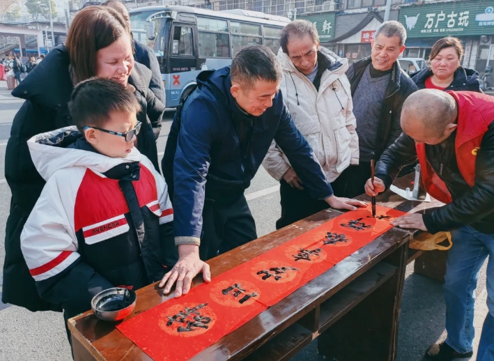 九江長運(yùn):寫春聯(lián) 送祝福 溫暖春運(yùn)路